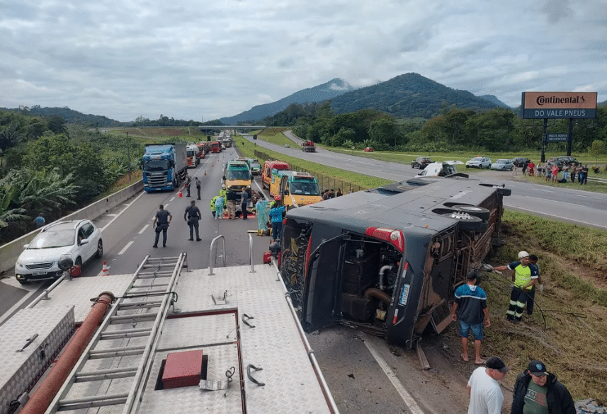 Acidente com ônibus da dupla sertaneja Conrado e Aleksandro deixa seis mortos
