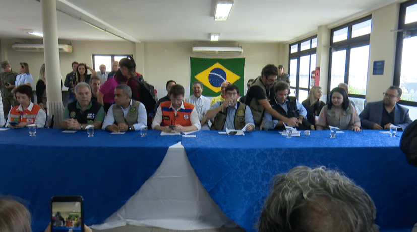 Ministros do governo federal fazem coletiva de imprensa após sobrevoarem áreas atingidas pelas chuvas em Pernambuco