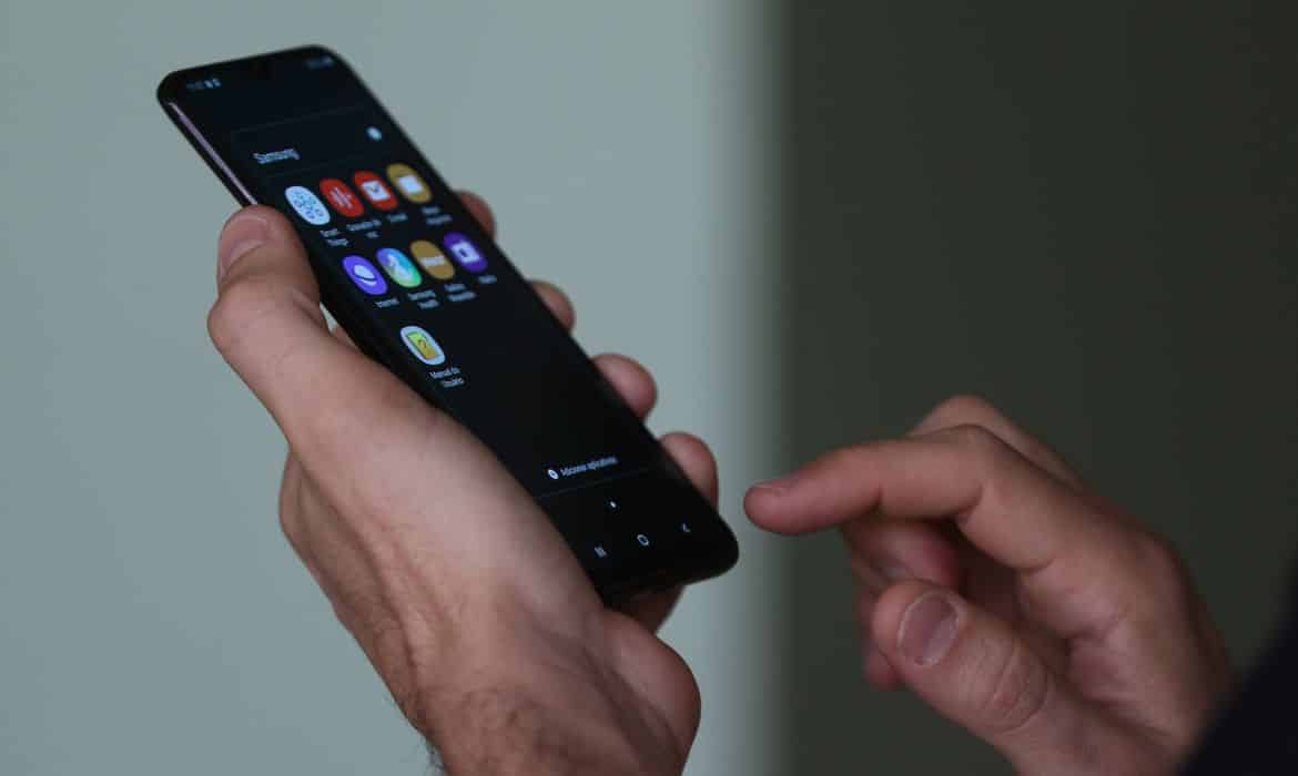 Redes sociais e menores: o desafio da restrição e da fiscalização