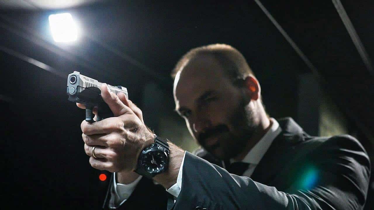 Eduardo Bolsonaro convoca pessoas armadas para campanha presidencial