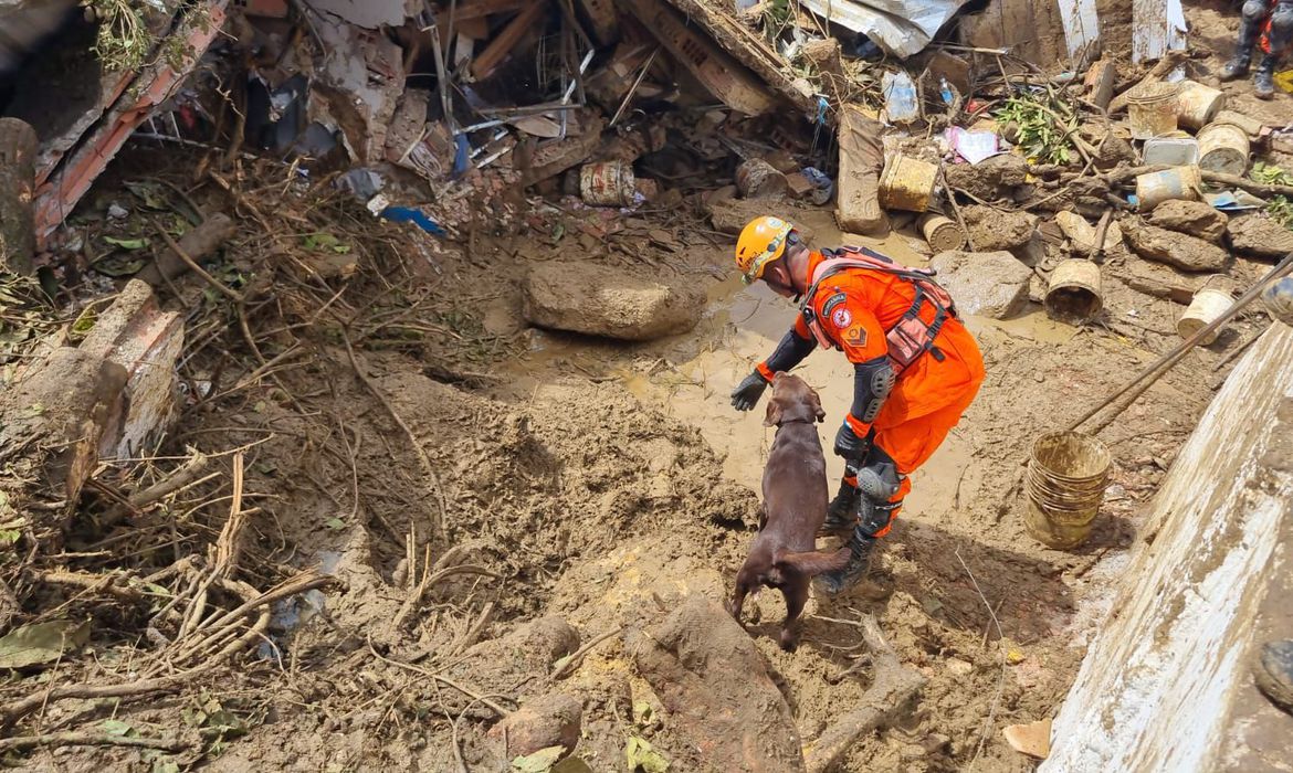 Encontrados os corpos de mais duas vítimas de soterramento no Rio