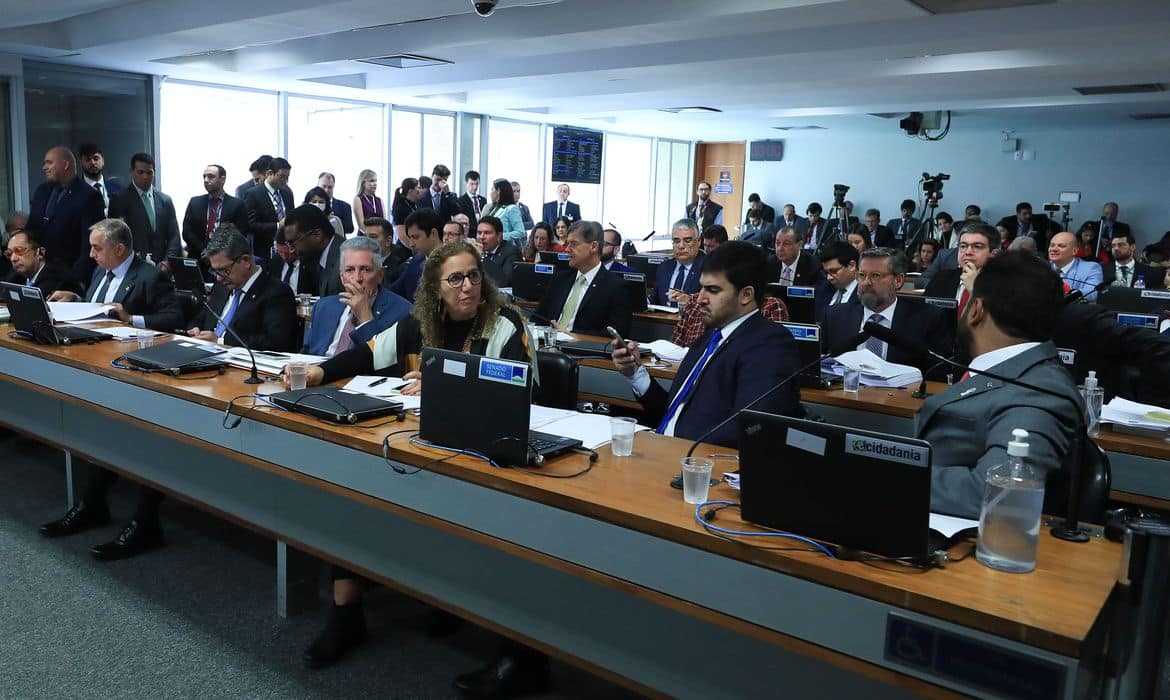CPMI do Golpe interroga Silvinei Vasques, primeiro a prestar depoimento