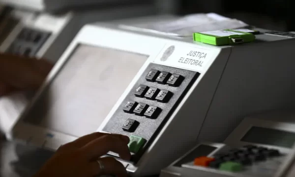 Mesários do Ceará relatam falta de informação sobre votação até 19h