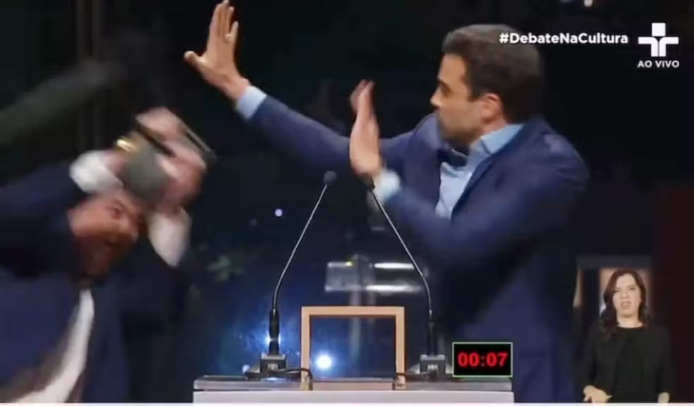 Cadeirada em debate da TV Cultura rende memes; veja