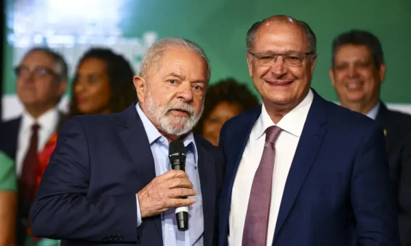 “Ninguém vai meter o bedelho  nas eleições”, diz Lula, em recado a Trump e Milei