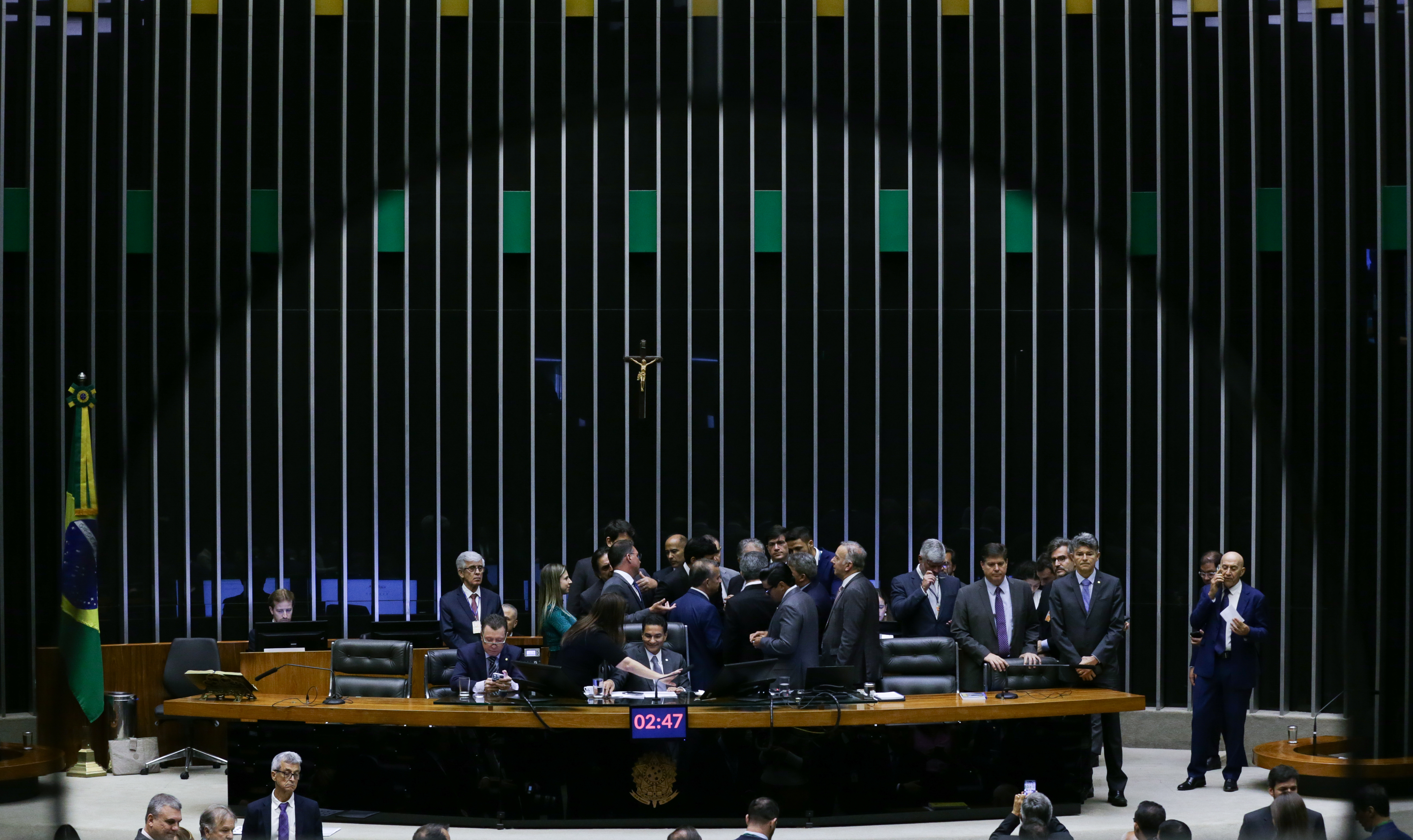 Câmara dos Deputados aprova teto para salário mínimo, mas afrouxa mudanças no BPC