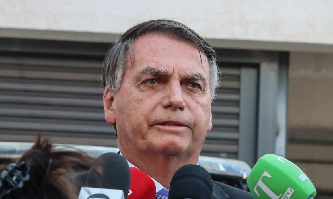 Bolsonaro pede julgamento no pleno, jura inocência e contesta delação