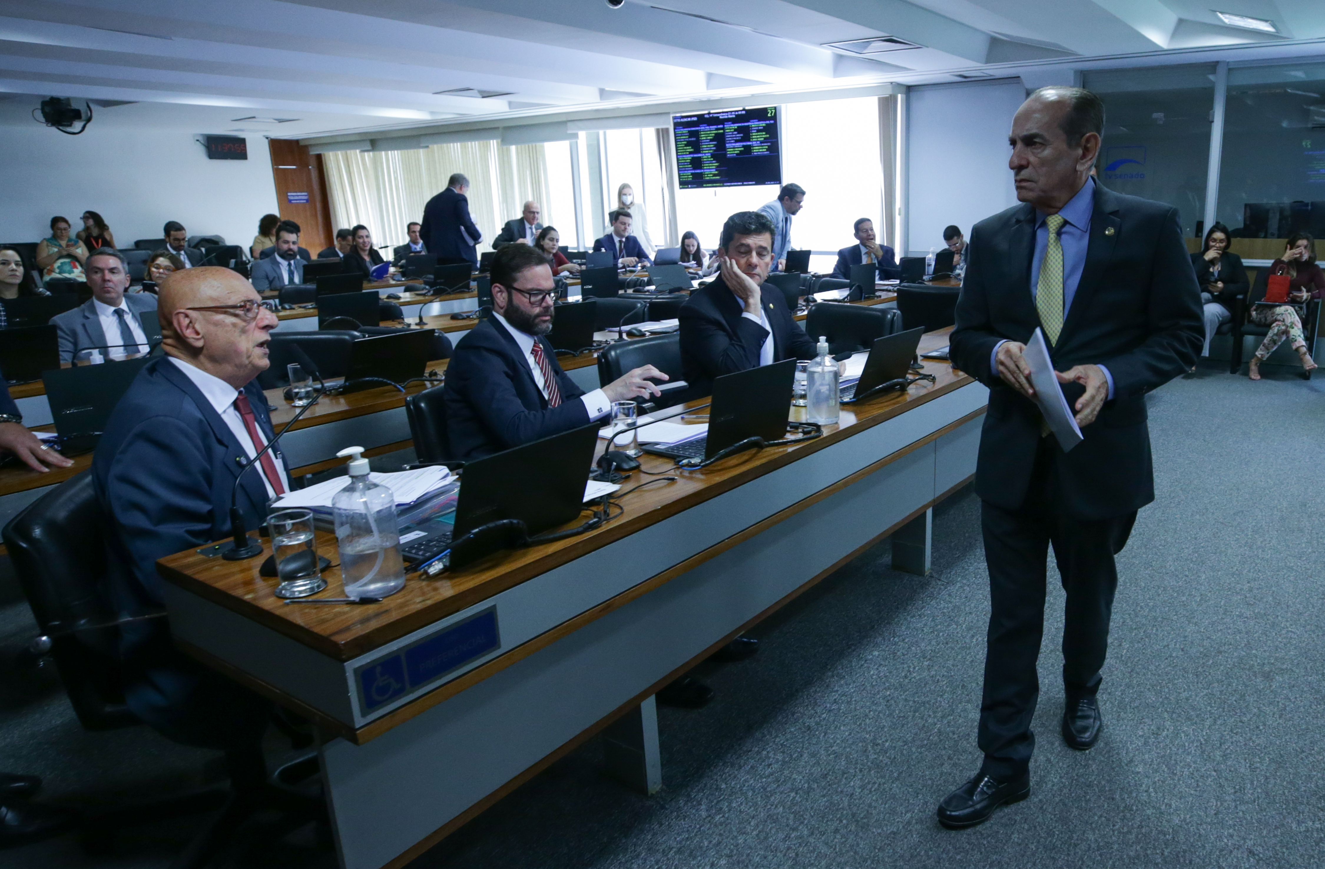 Fim da reeleição no Executivo é aprovado na CCJ do Senado