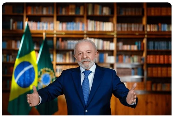 Lula anuncia Pé-de-Meia universitário para eventual próximo mandato