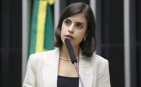 Mãe de Tabata Amaral é internada na UTI após queda durante agenda de campanha