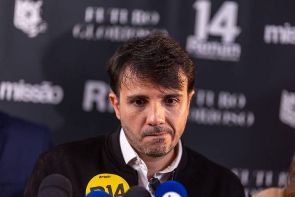 Em tom de despedida de coletiva, Renan Santos promete dossiê à imprensa contra decisão de Toffoli