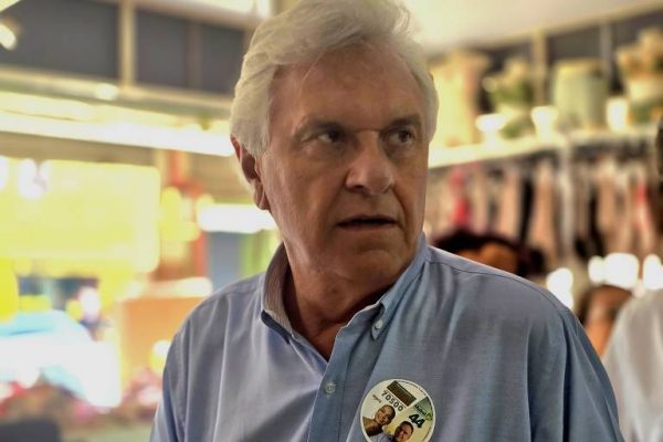 Caiado disputa comando da direita com Flávio Bolsonaro