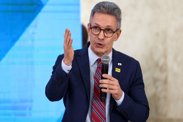 Zema falta a debate e vira alvo de críticas
