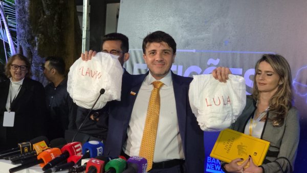 Renan Santos chama Lula e Flávio Bolsonaro de criminosos antes de debate na Band