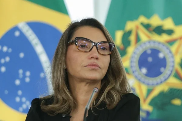 Janja repudia ataques de Renan Santos em debate