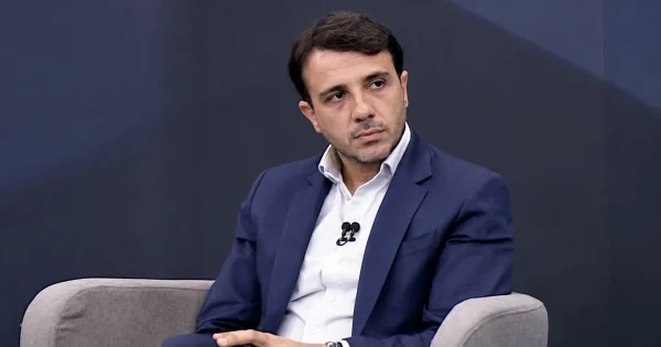 Renan Santos alcança nota 2,6 no JN com postura fluida, mas analistas alertam para propostas autoritárias