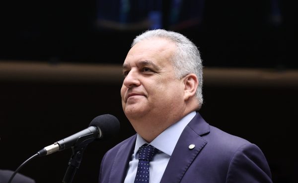 Flávio Bolsonaro define chapa ‘puro-sangue’ e anuncia Alfredo Gaspar como candidato a vice-presidente