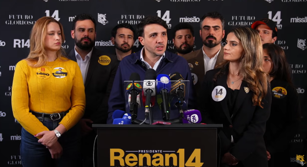 “Eu ainda continuo um candidato, mas não posso fazer nada que um candidato faz”, afirma Renan em coletiva