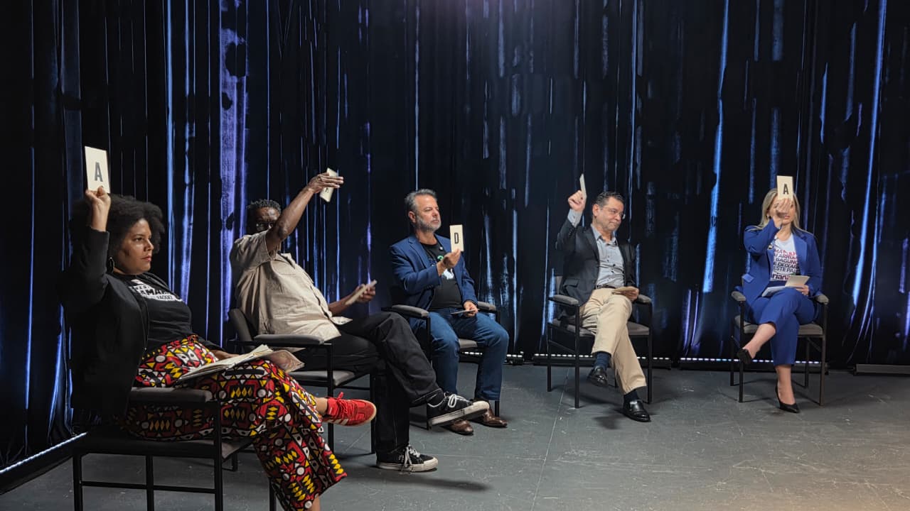 Debate independente surpreende com quiz “Brasil em números”; Hertz Dias e Wilson Grassi lideram primeiro bloco