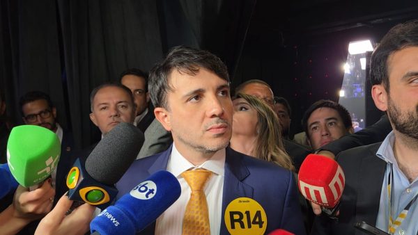 Canal oficial de Renan Santos no YouTube é suspenso após decisão de Dias Toffoli