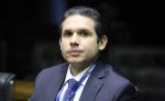 Mensagens revelam pedidos de Motta a Vorcaro por camarote, carona e helicóptero