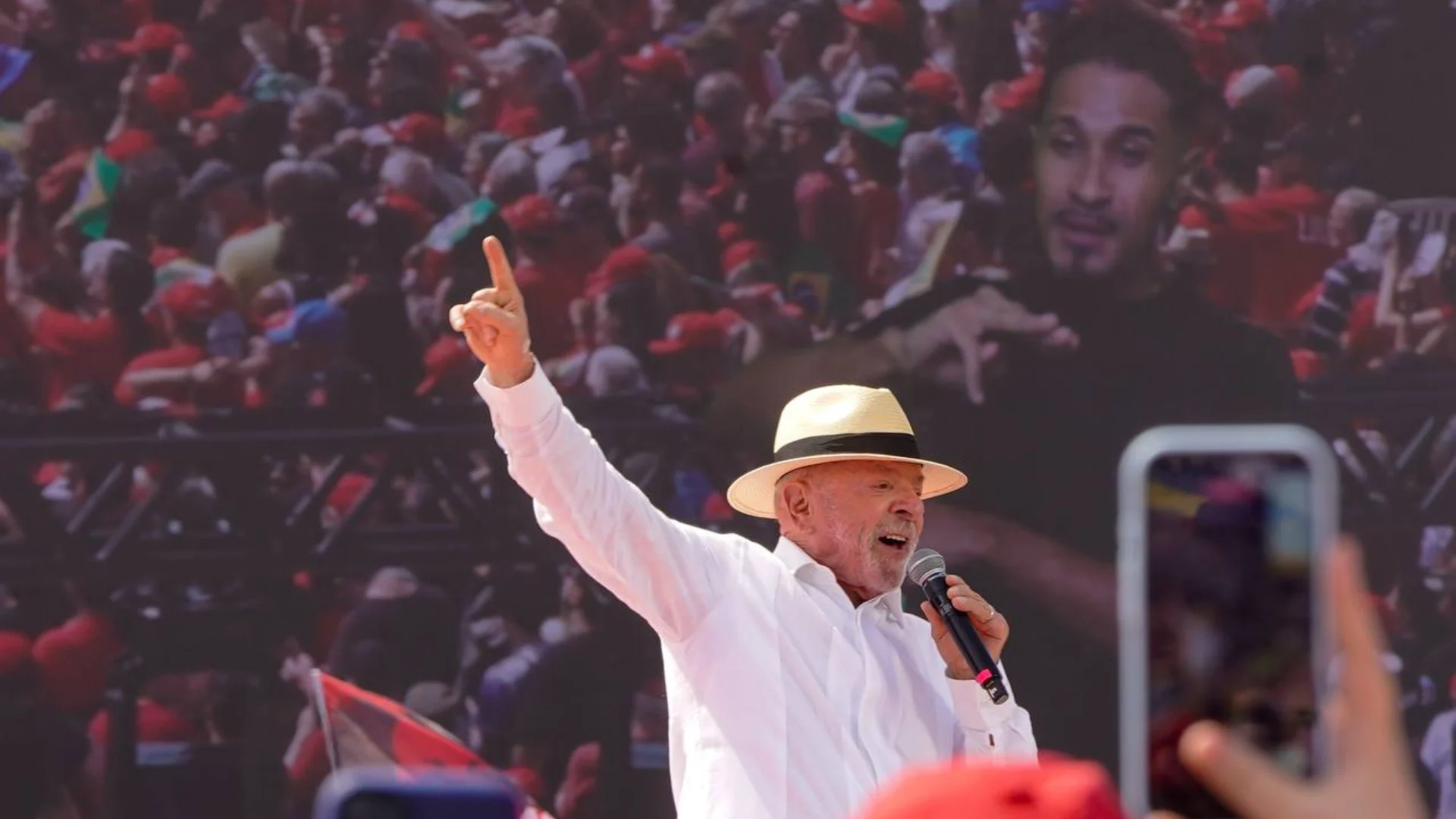 Lula diz que eleitores vão “enterrar o bolsonarismo” durante ato em Fortaleza