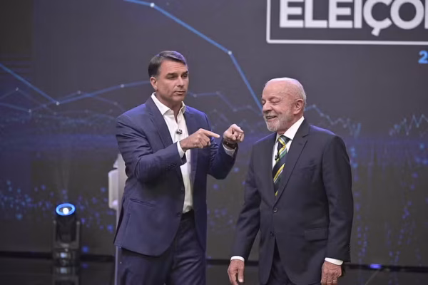 Lula e Flávio Bolsonaro trocam acusações sobre ilha de Richarlison e caso Master no debate da Globo