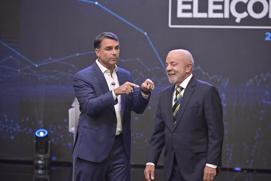 Lula e Flávio Bolsonaro trocam acusações sobre ilha de Richarlison e caso Master no debate da Globo