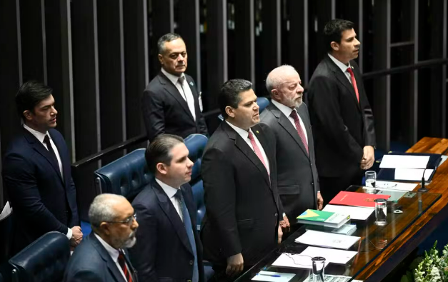 Apenas um senador da oposição comparece à promulgação da PEC que acaba com a escala 6×1