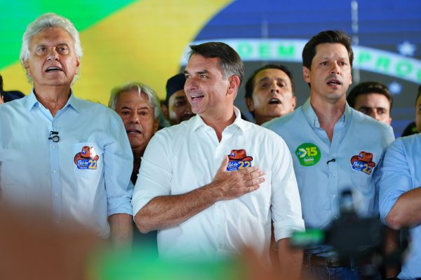 Flávio Bolsonaro fecha alianças com Caiado, PP e União Brasil no segundo turno