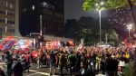 Apoiadores de Lula ocupam Avenida Paulista para acompanhar apuração