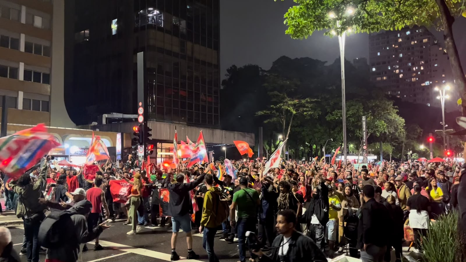 Apoiadores de Lula ocupam Avenida Paulista para acompanhar apuração