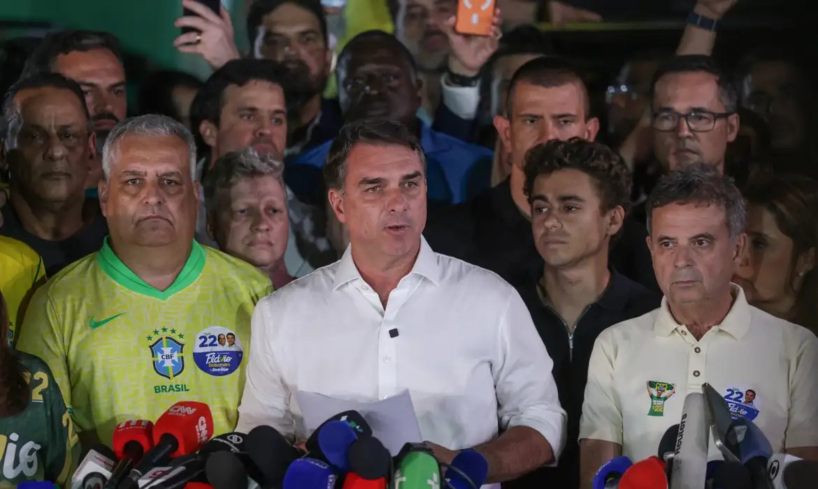 Derrotado, Flávio diz que vai pedir anulação da eleição presidencial