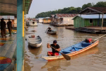 Moradores da Amazônia chegam de barco para votar no segundo turno das eleições