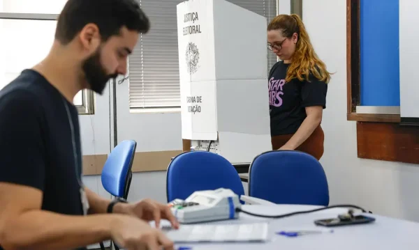 CEO do Indexa Pesquisas analisa o papel dos indecisos na disputa entre Lula e Flávio Bolsonaro