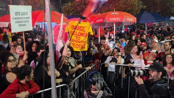 Repórter da Jovem Pan é hostilizado em manifestação pró-Lula