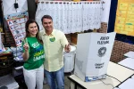 Flávio Bolsonaro vota ao lado de sua mãe e aliados e confia em vitória no primeiro turno