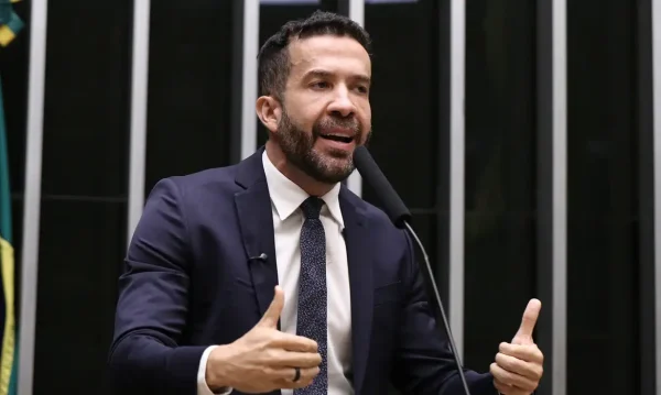 Zé Américo vê falha da esquerda no digital e destaca papel de André Janones na campanha de Lula
