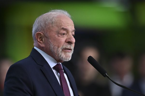 Lula pode indicar primeira mulher para comandar a Defesa e planeja trocar chefes militares
