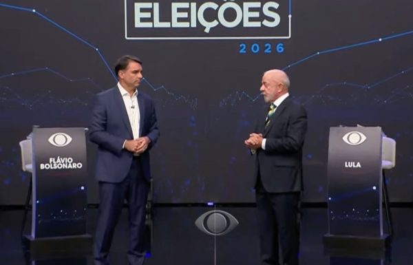 Flávio Bolsonaro pede inelegibilidade de Lula por disparo de mensagens eleitorais