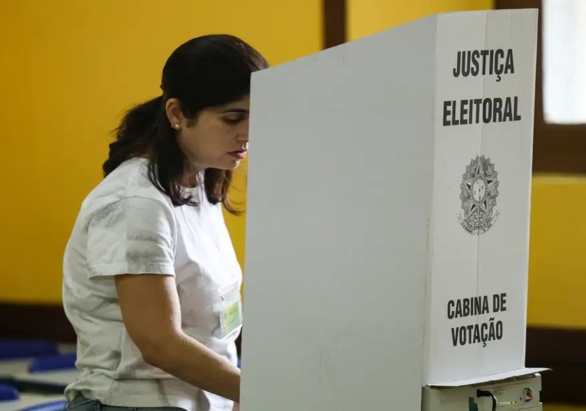 Voto feminino pode ser decisivo na disputa presidencial, avalia cientista política