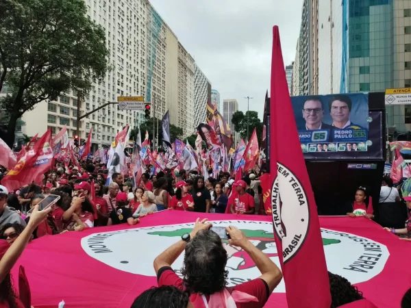 Lula crítica Globo e afirma que grupo não é dono do Brasil durante ato no Rio