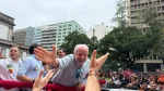 Em passeata no Rio, Lula reafirma que será reeleito e faz críticas ao Banco Master