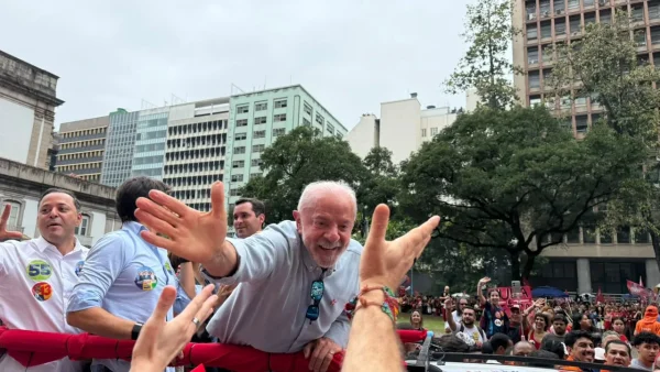 Em passeata no Rio, Lula reafirma que será reeleito e faz críticas ao Banco Master